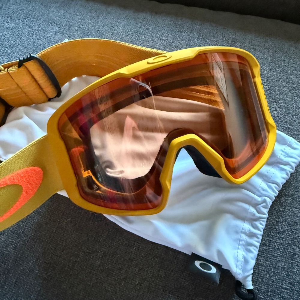 Oakley Line Miner ski goggles in a Icon Mustard color with Prizm Persimmon lens - Picture 3 of 12